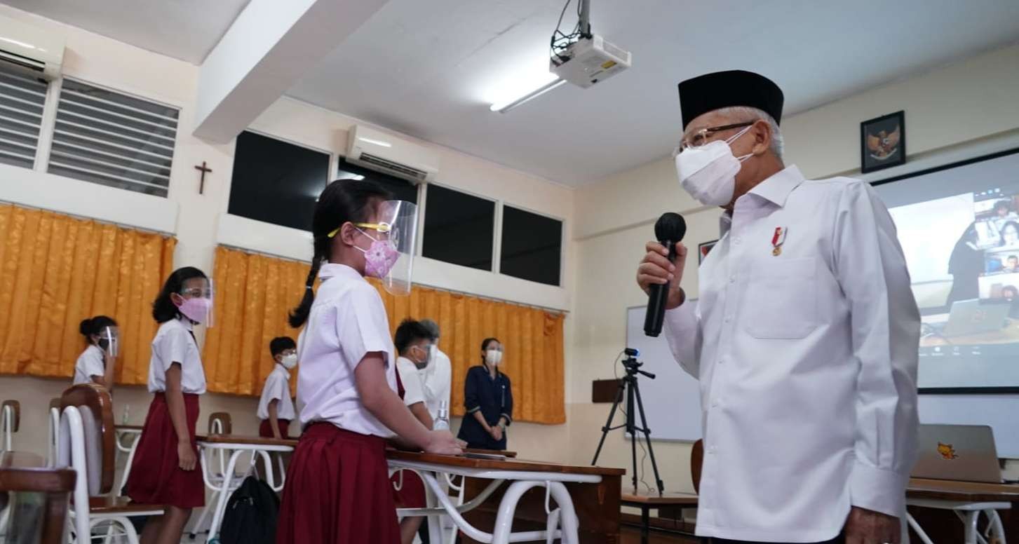 Wapres Ma'ruf Amin berdialog dengan seorang siswa yang sedang mengikuti PTM di sebuah sekolah di Jakarta. (Foto: Setwapres)