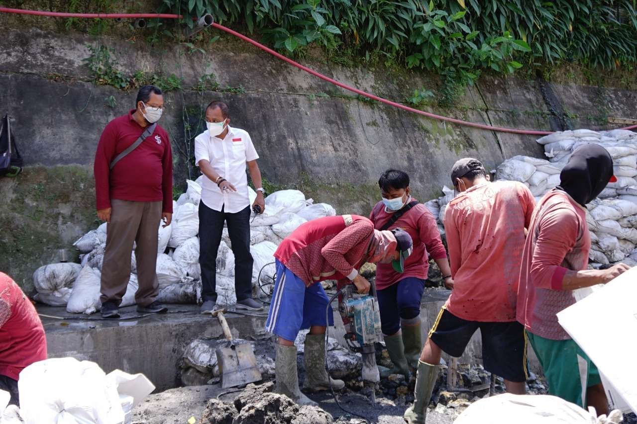 Wawali Kota Surabaya Armuji sidak pengerukan saluran air di Brandgang Darmo. (Foto: Wawali Armuji untuk Ngopibareng.id)