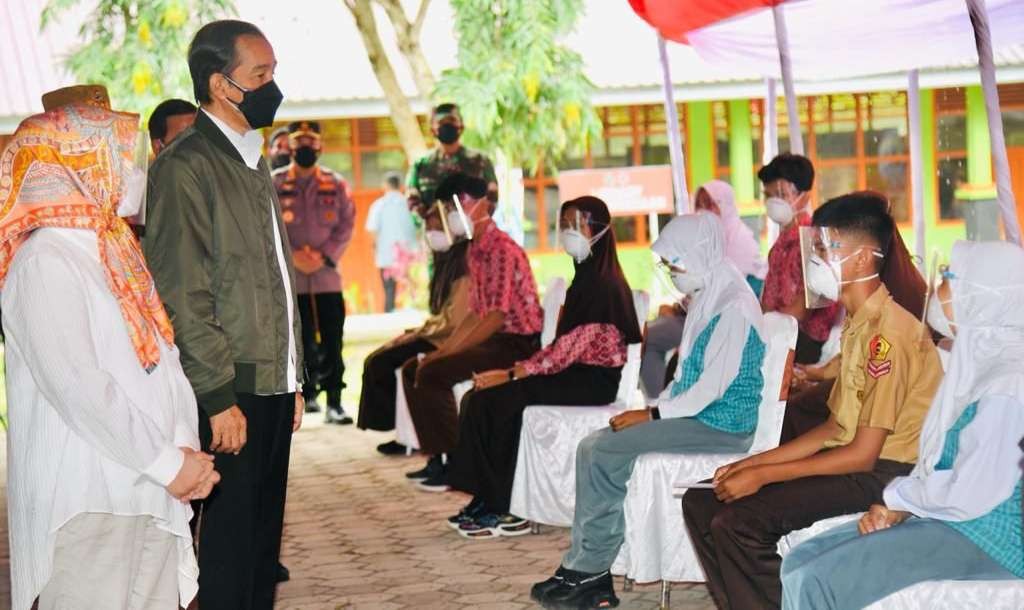 Presiden Jokowi bersama Ibu Negara Iriana Jokowi meninjau vaksinasi di SMA Negeri 3 Wajo, Sulawesi Selatan. (Foto: Setpres)