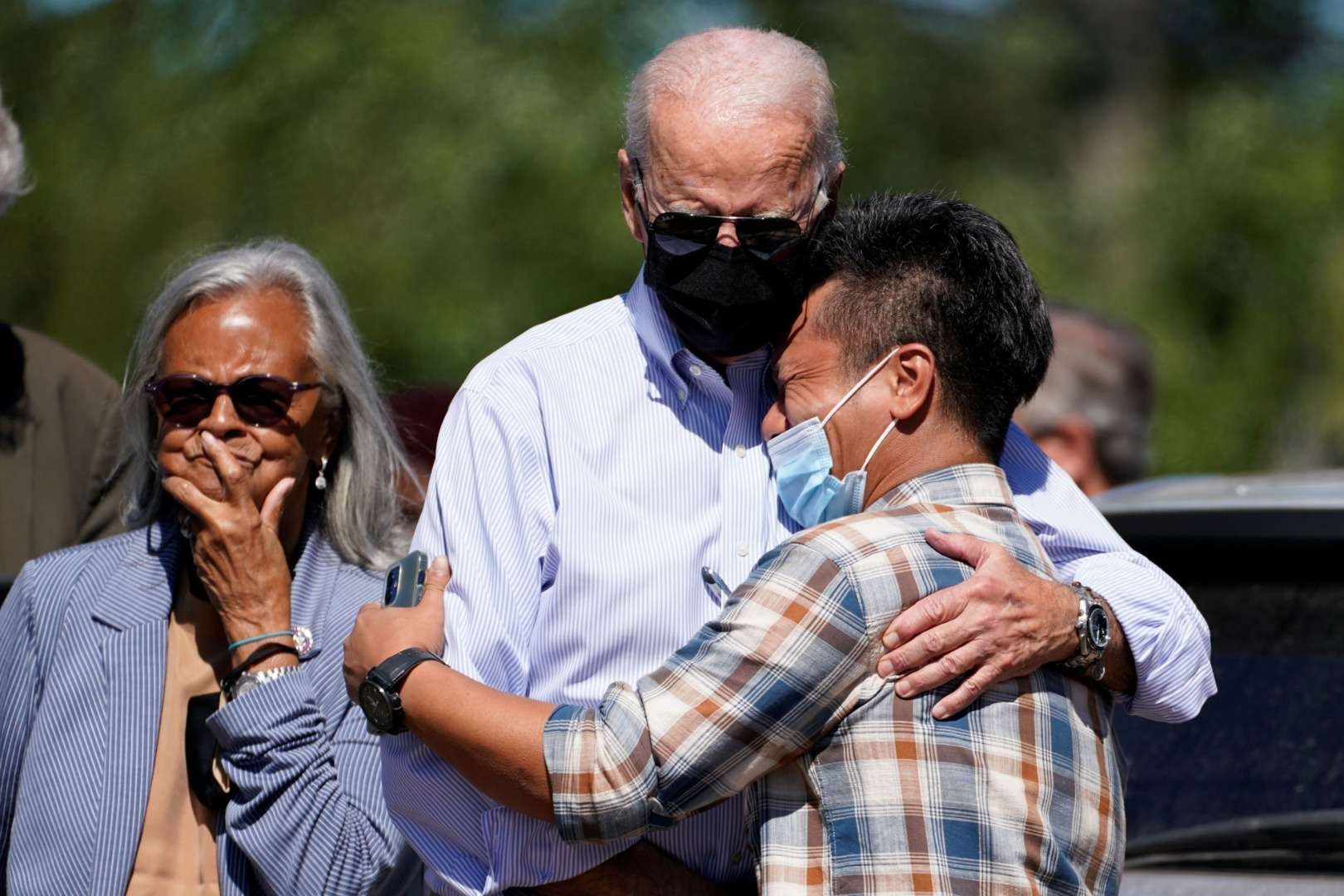 Presiden AS Joe Biden menghibur warga saat berkeliling kawasan Lost Valley yang terdampak Badai Ida di Manville, New Jersey, Amerika Serikat, Selasa 7 September 2021. (Foto:reuters)