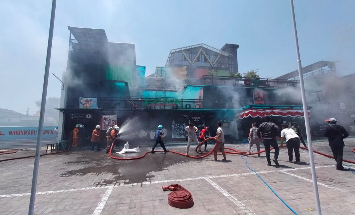 Proses pembasahan Kafe Prajurit yang terbakar (Foto: dok. Damkar Surabaya)