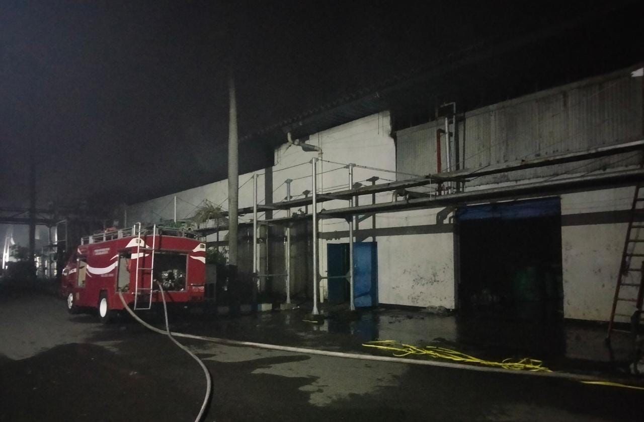 Pemadaman api di pabrik kain Mojokerto. (Foto: Istimewa)