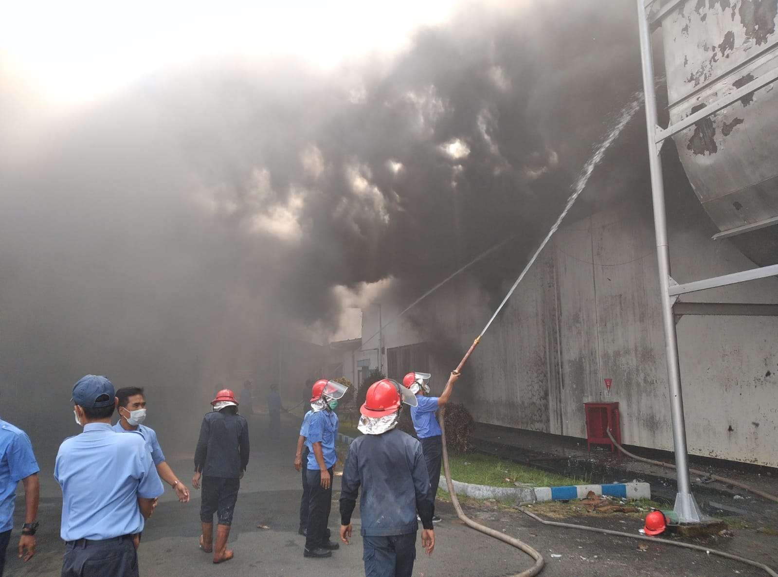 Proses pemadaman kebakaran di pabrik kain PT Mertex Mojokerto.(foto istimewa)