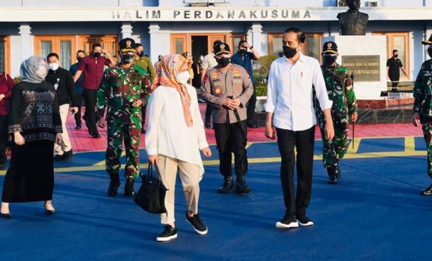 Presiden Jokowi bersama Ibu Negara meninggalkan pangkalan TNI AU Halim Perdanakusuma Jakarta (Foto:Setpres)
