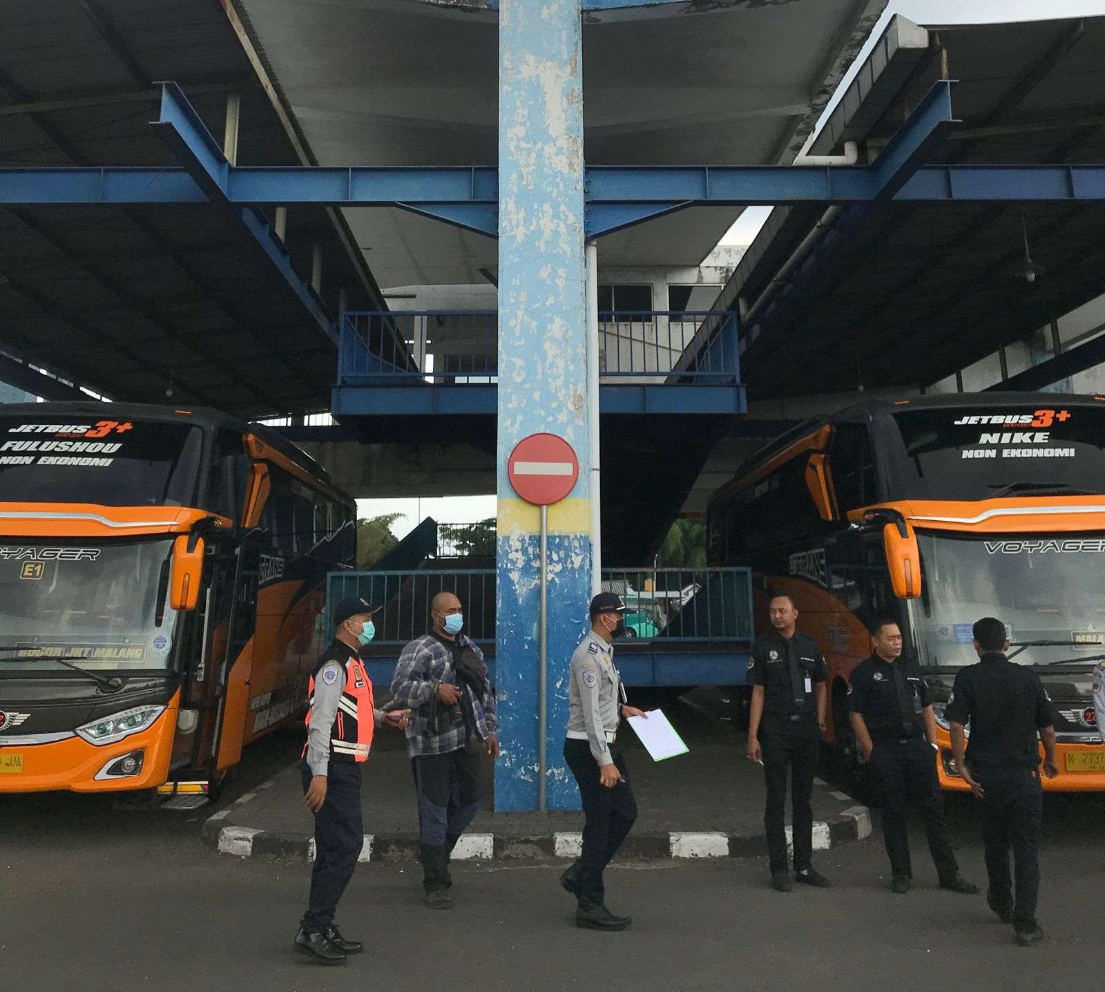Petugas di Terminal Arjosari, Kota Malang saat memeriksa armada bus yang ada. (Foto: Lalu Theo/Ngopibareng.id)