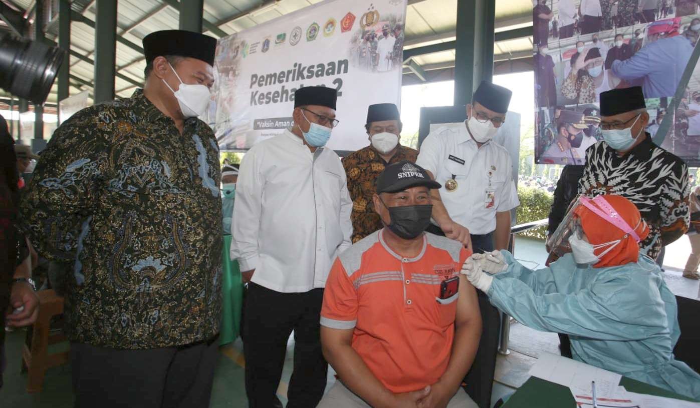 Gubernur DKI Anies Baswedan bersama Ketua Umum DPP LDII Chriswanto meninjau vaksinasi diPonpes Minhaajurrosyidiin Pondok Gede. (Foto: Istimewa)