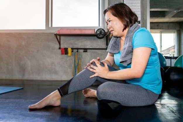 Ilustrasi seorang perempuan setelah berolahraga mengalami klaudikasio pada area lututnya. (Foto: Istimewa)