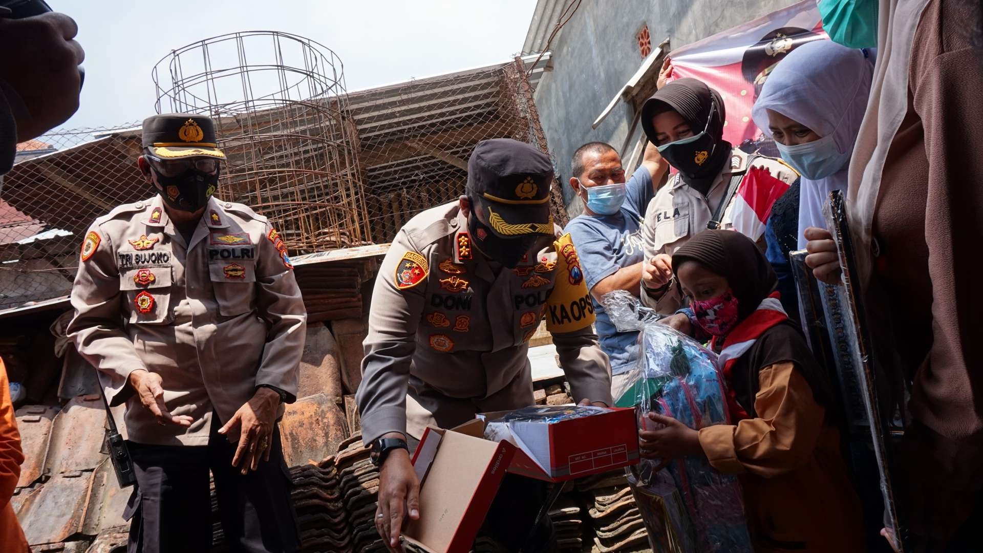 Pemberian bantuan seragam dan penyerahan Piagam Beasiswa anak yatim piatu korban Covid-19. (Foto: Deni Lukmantara/Ngopibareng.id)