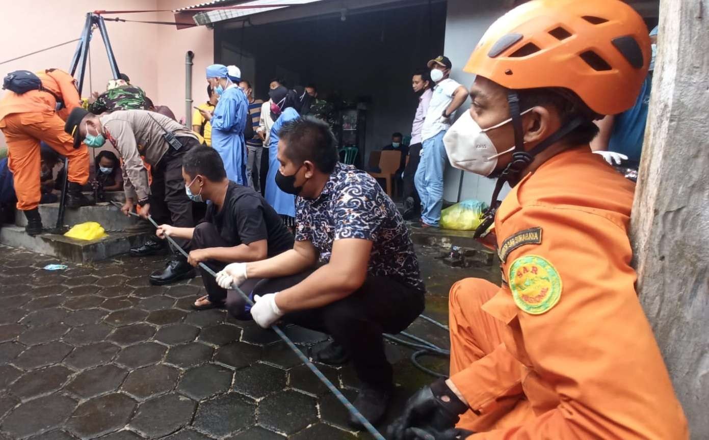 Proses evakuasi pengangkatan bayi dari dasar sumur sedamalm 12 meter (foto: Muh Hujaini/Ngopibareng.id)