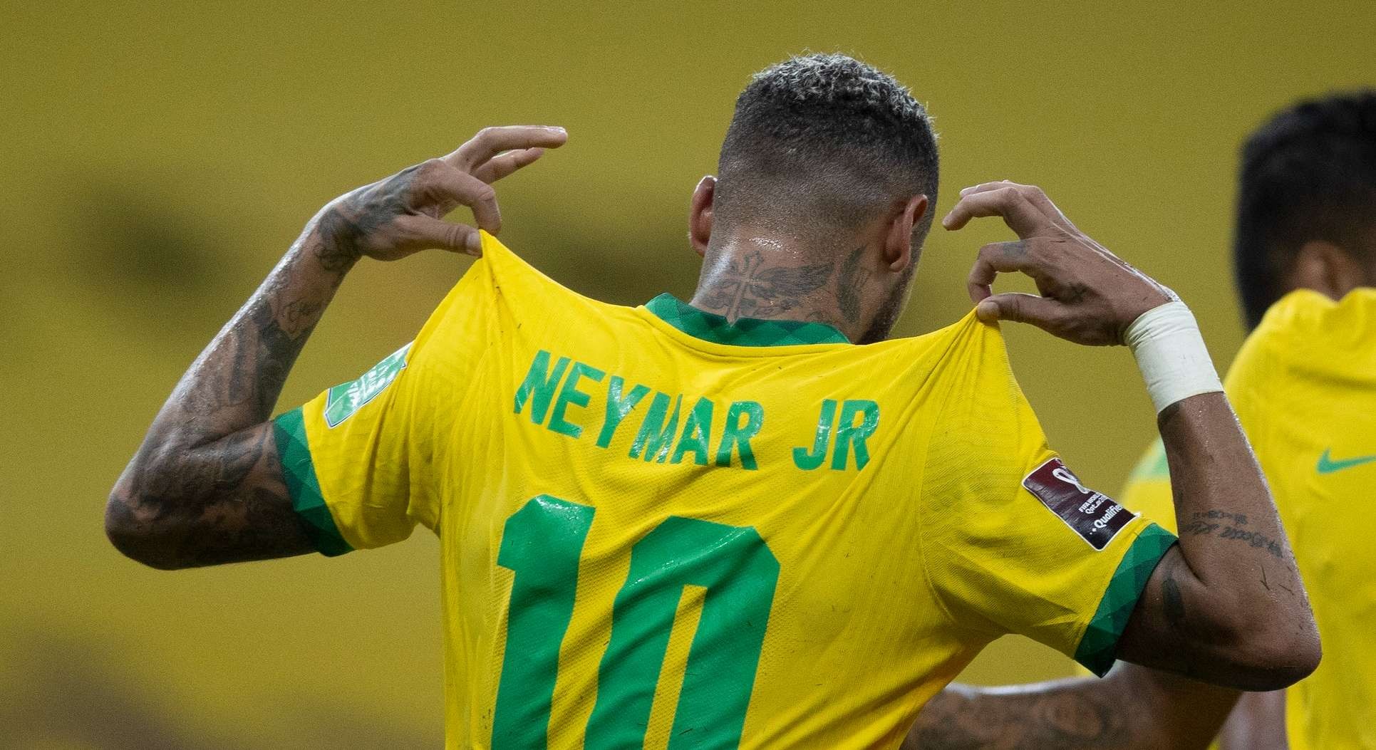 Neymar menunjukkan bahwa dirinya cukup fit saat membela Brasil di kualifikasi Piala Dunia 2022. (Foto: Twitter/@CBF_Futebol)