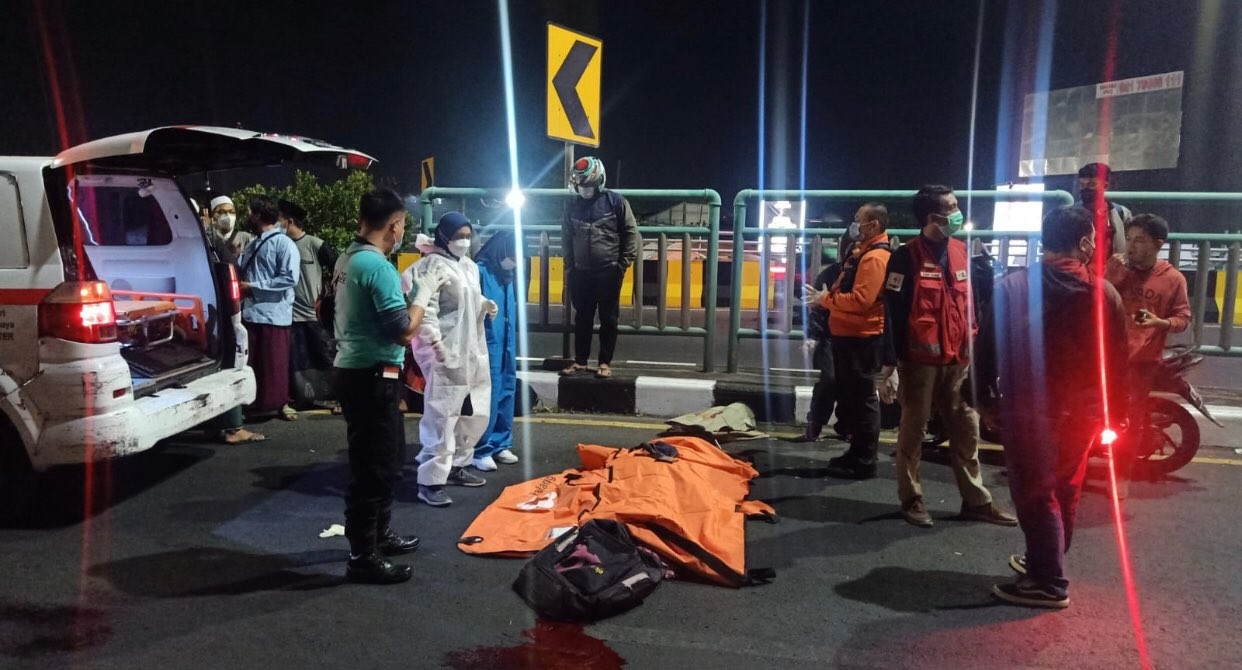 Proses evakuasi korban meninggal di fly over Pasar Kembang Surabaya. (Foto: Istimewa)