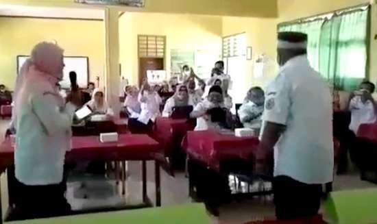 Video Kadisdikbud Bondowoso Sugiono Eksantoso bernyanyi dan joget dangdut di ruangan pertemuan SMPN 5 diselidiki polisi, karena diduga mengabaikan pokes Covid-19. (Foto: Tangkapan layar)
