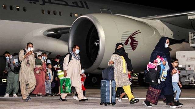 Penumpang dari Afghanistan turun dari pesawat Qatar Airways di Bandara Internasional Hamad di ibu kota Qatar, Doha, pada penerbangan pertama yang membawa orang asing keluar dari ibu kota Afghanistan sejak berakhirnya penarikan AS. (Foto: AFP/Al Jazeera)