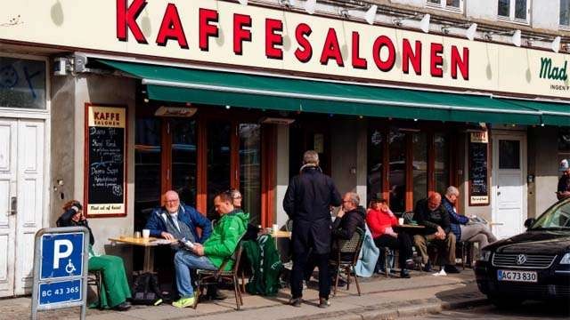 Sebuah kafe di Ibu Kota Kopenhagen, Denmark, sudah bebas dibuka dan pengunjungnya tidak lagi diharuskan memakai masker. (Foto:Reuters/Al Jazeera)