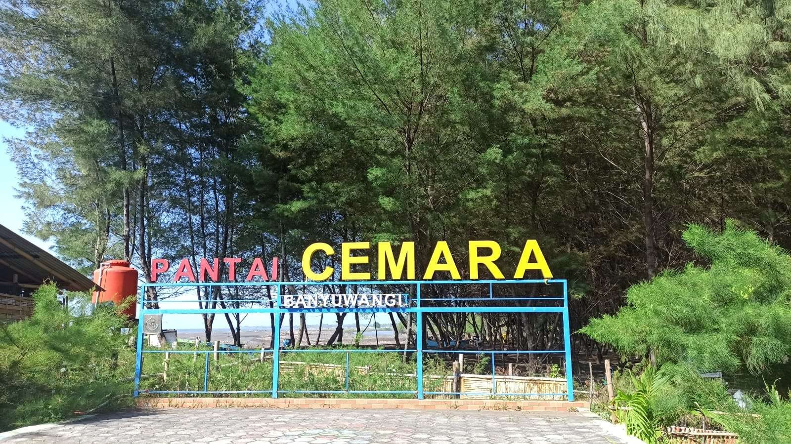 Pantai Cemara, salah satu destinasi wisata di Banyuwangi yang dibuka setelah Banyuwangi berada di level 2 Penerapan PPKM (foto: Muh Hujaini/Ngopibareng.id)