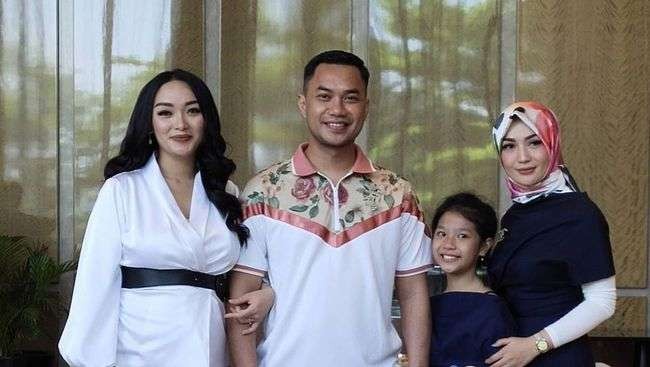 Imel Putri (kanan) pose bersama mantan suami, Sirajuddin yang kini menjadi suami Zaskia Gotik, saat perayaan ulang tahun anak. (Foto: Instagram)