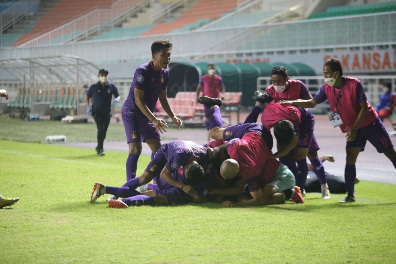 Selebrasi skuad Persik Kediri usai berhasil mengalahkan Borneo FC, pemuncak klasemen sementara Liga 1. (Foto: Istimewa)