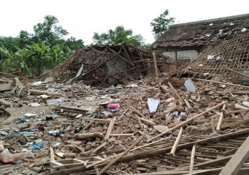 Bangunan dua rumah hancur di Dusun Macan Putih, Desa Pakangkungan, Kecamatan Gondawetan, Kabupaten Pasuruan, Jawa Timur, Sabtu 11 September 2021. (Foto: Istimewa)