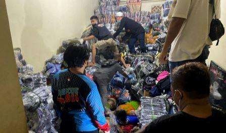 Tim relawan sedang membongkar ratusan lusin baju yang menindih para korban. (Foto: Emergency Banua Rescue)