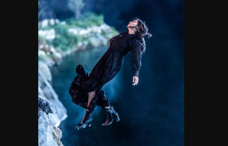 Shim Su Ryeon didorong Cheon Seo Jin dari tebing dan jatuh ke danau. (Foto: SBS)