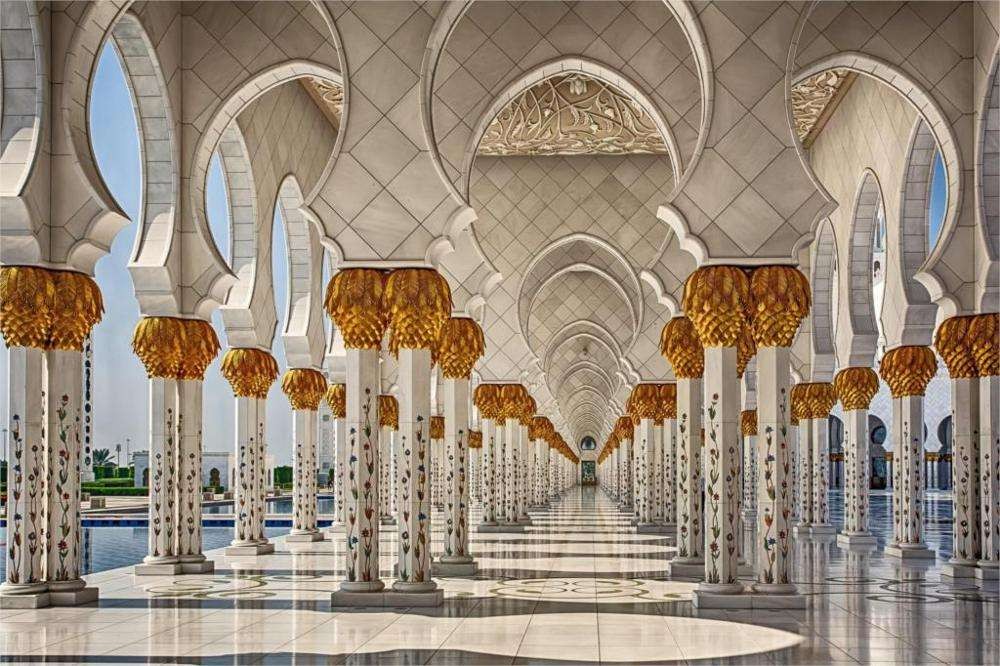 Masjid  dengan pilar-pilar yang indah di Abu-Dhabi Uni-Emirat Arab. (Foto: Travellers)
