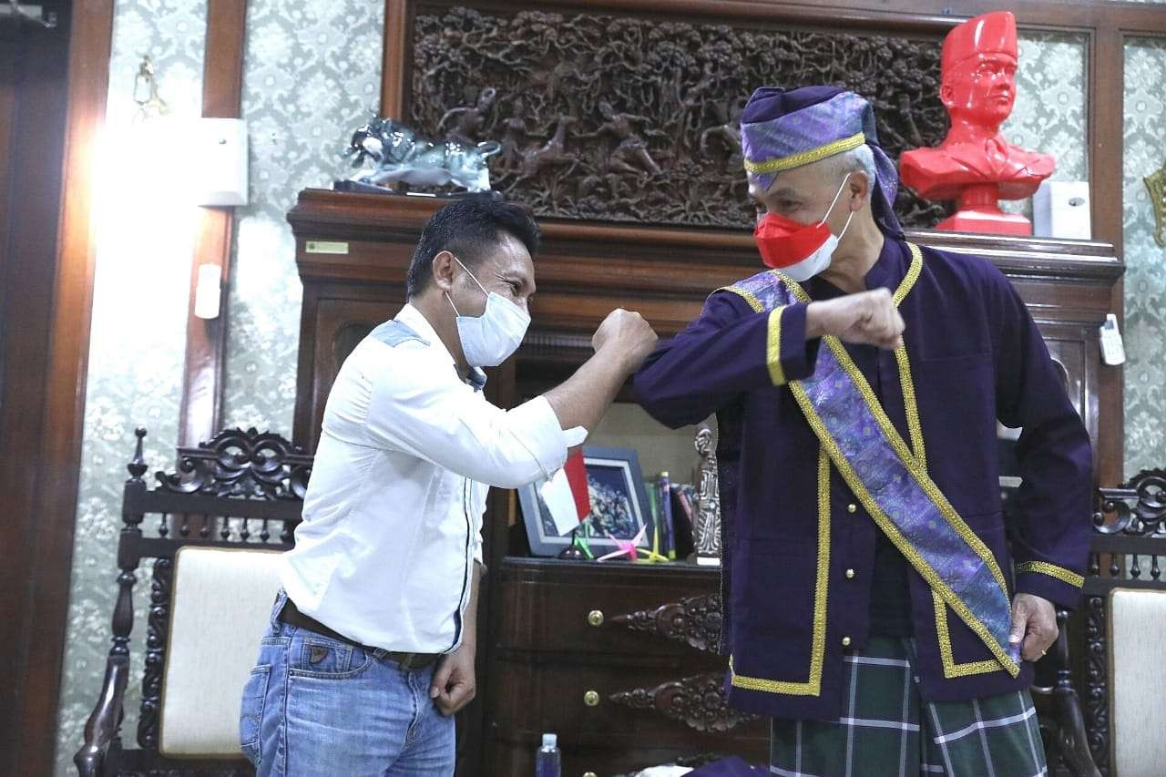 Pemuda Tobelo Maluku Utara memberi hadiah baju adat pada Gubernur Jawa Tengah Ganjar Pranowo. Ganjar jadi tokoh nasional pertama yang punya baju itu. (Foto: Ist)