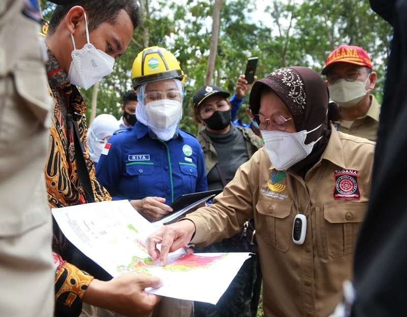 Kepala BMKG Dwikorita Karnawati dan Menteri Sosial Tri Rismaharini saat menghadiri simulasi gempa bumi di Kabupaten Pacitan, Jawa Timur. (Foto: Ant)