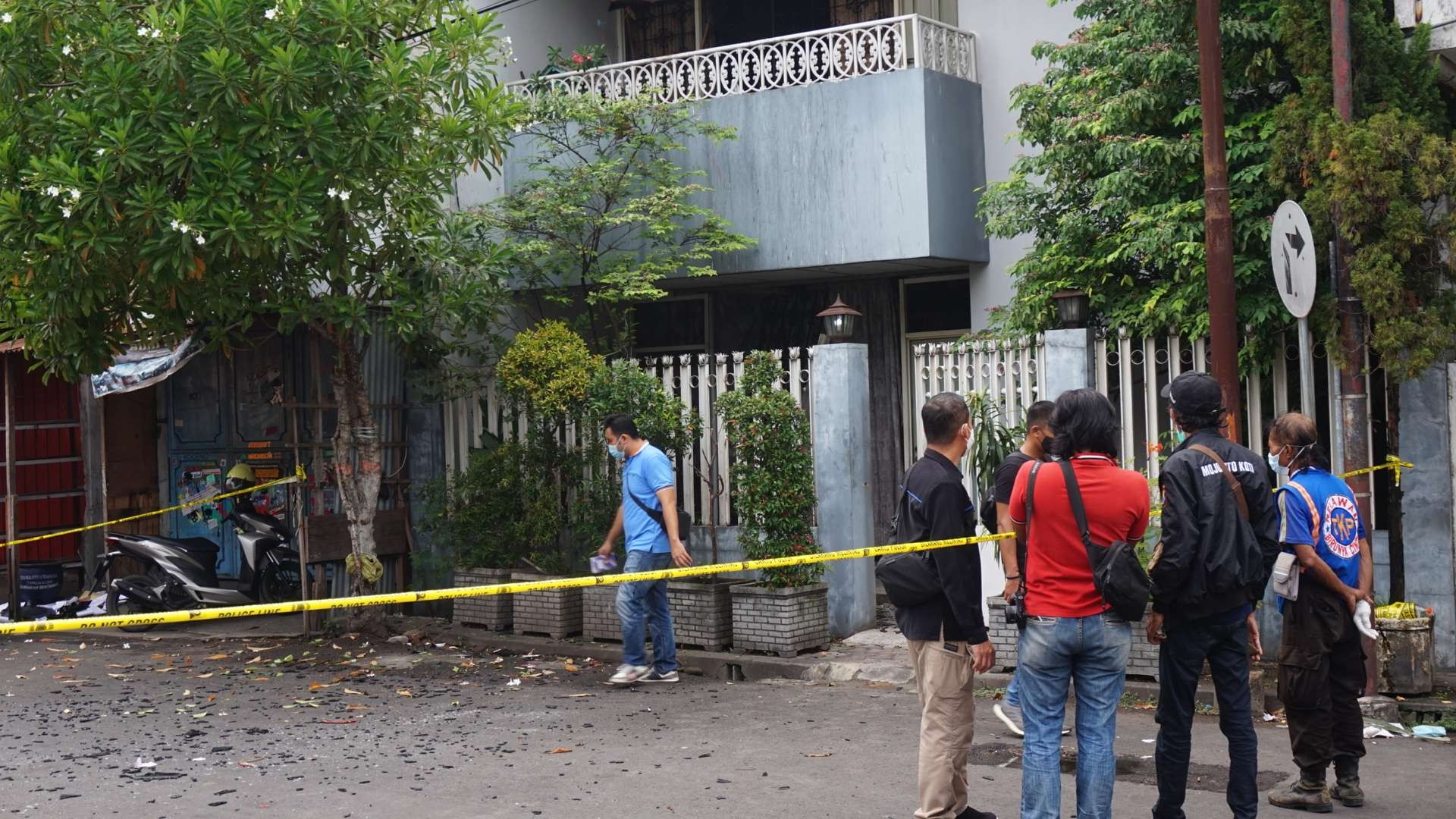 Polisi melakukan olah TKP di rumah jalan Karyawan Baru Kota Mojokerto.(Deni Lukmantara/Ngopibareng)