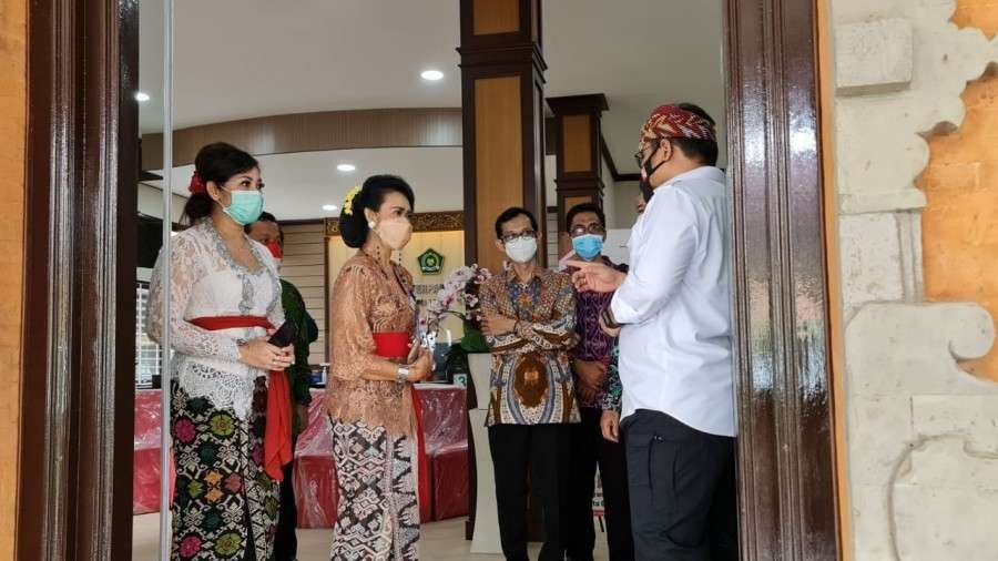 Menag Yaqut saat menyambangi kantor PTSP Kanwil Kemenag Provinsi Bali. (Foto: Kemenag)