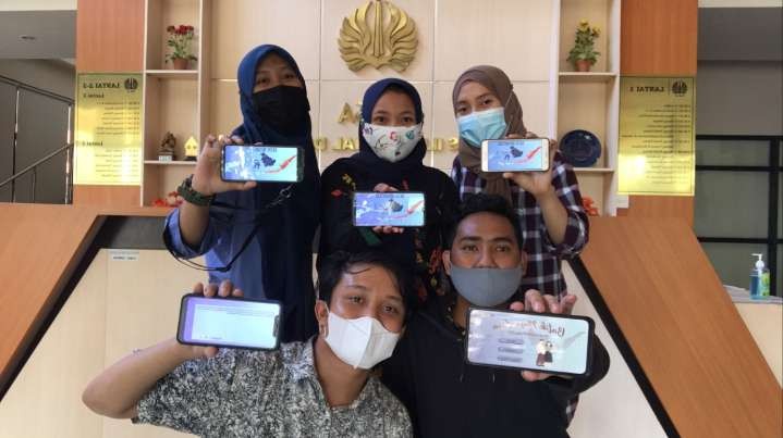 Mahasiswa Unesa yang merancang Aplikasi E-Batik untuk sarana mengenal batik sejak dini. (Foto: Istimewa)