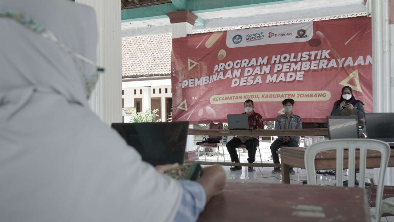 Pelatihan digitalisasi oleh mahasiswa Undika untuk tingkatkan potensi wisata Desa Made Jombang. (Foto: Istimewa)