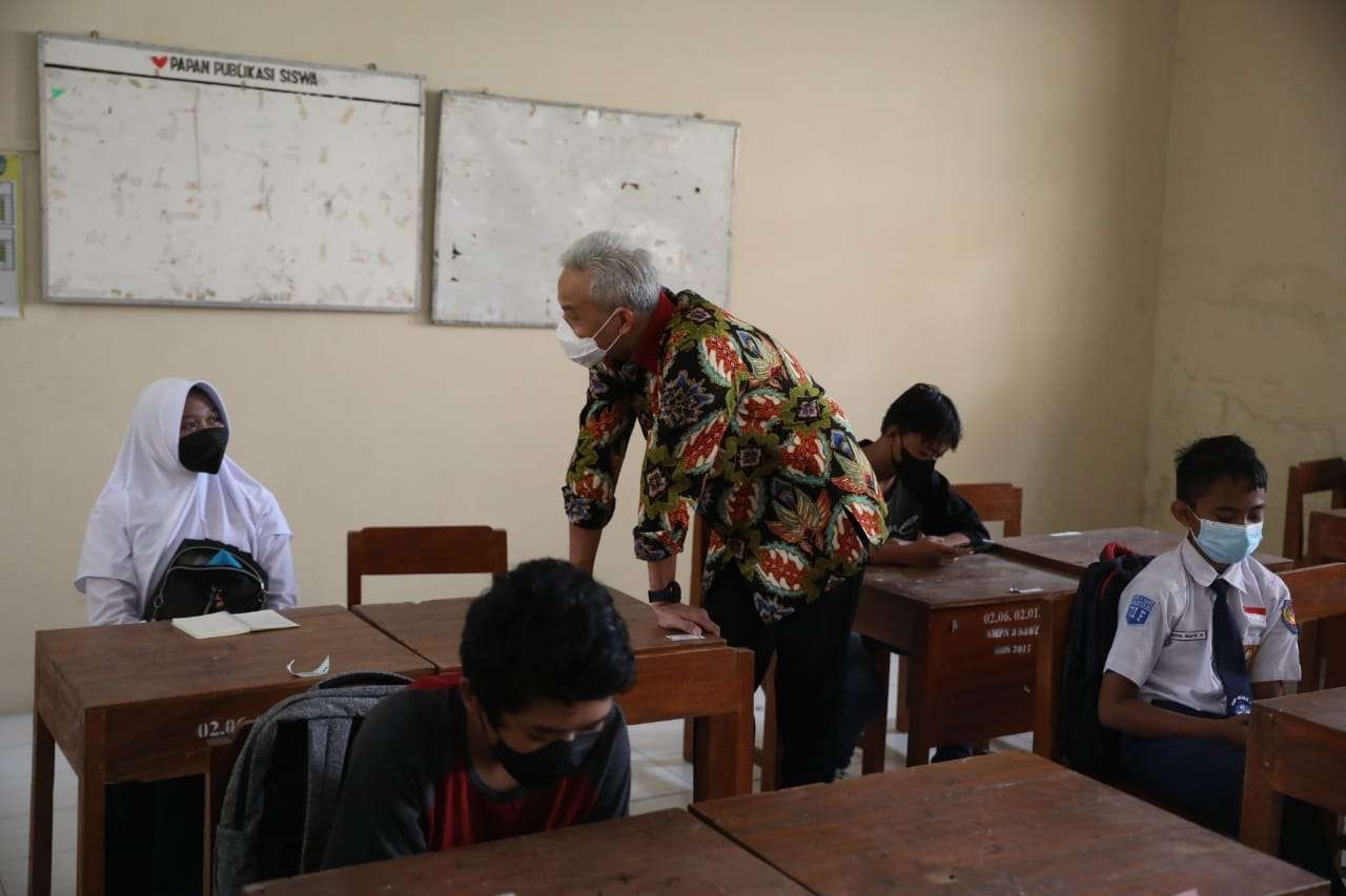Gubernur Jawa Tengah Ganjar Pranowo berdialog dengan siswa SMP Negeri 3 Sawit, Boyolali. (Foto: Istimewa)