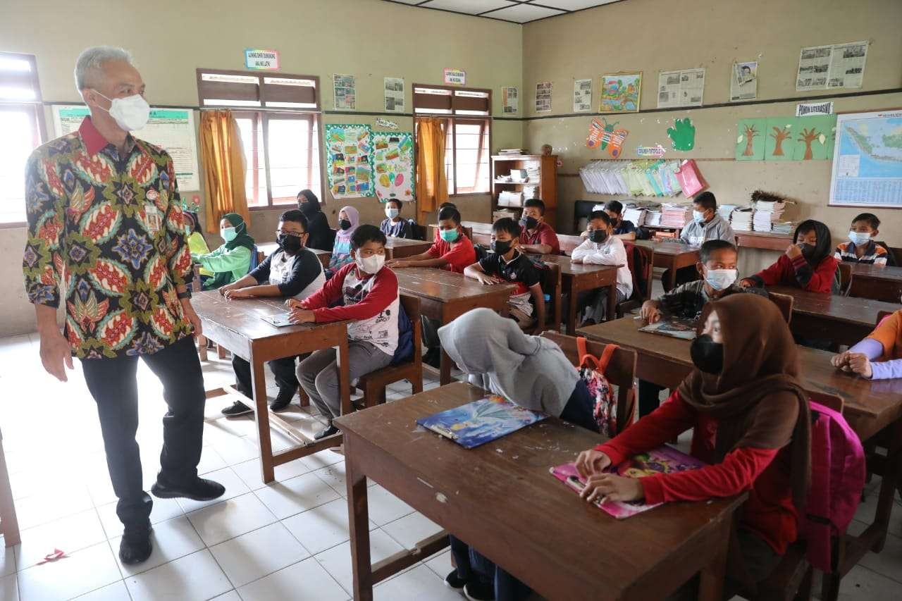 Gubernur Jawa Tengah Ganjar Pranowo tak lelah mengimbau pihak sekolah yang menggelar PTM harus sesuai prokes. (Foto: Istimewa)