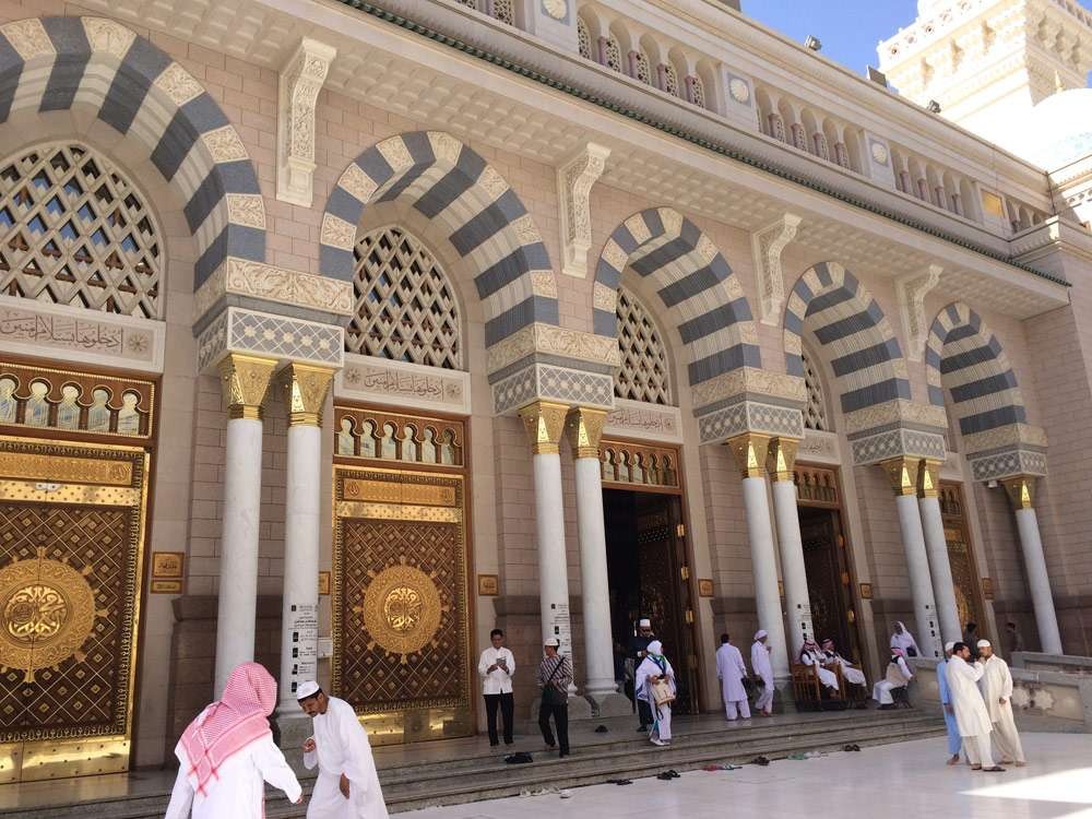 Gerbang masuk Masjid di Madinah. (Foto: Istimewa)