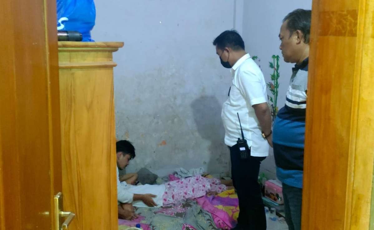 Kanit Reskrim Polsek Banyuwangi Ipda Sadimun mengecek kondisi korban setelah mendapatkan perawatan di rumah sakit (foto: istimewa)