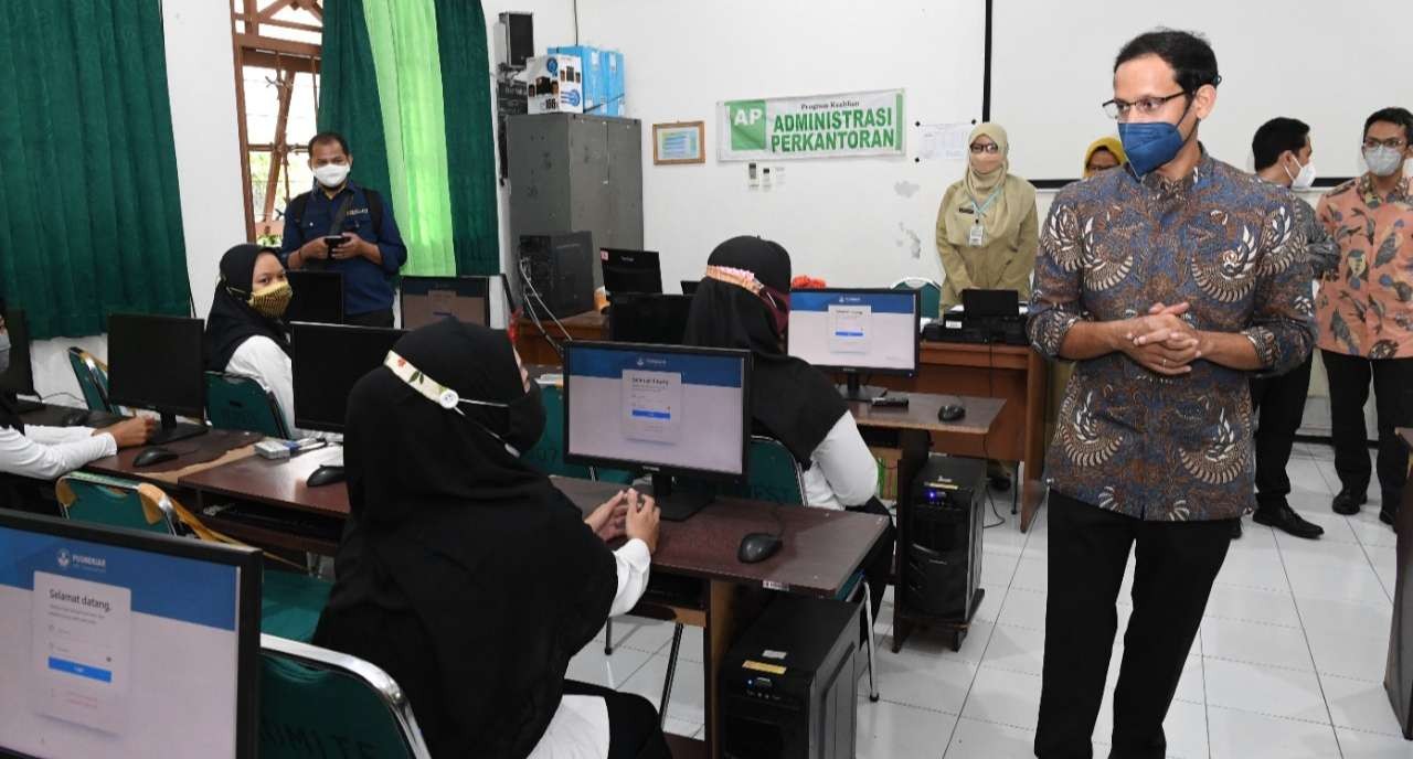 Mendikbud ristek Nadiem Makaroum meninjau seleksi guru ASN PPPK di SMK Negeri 6 Surakarta.(foto: istimewa)