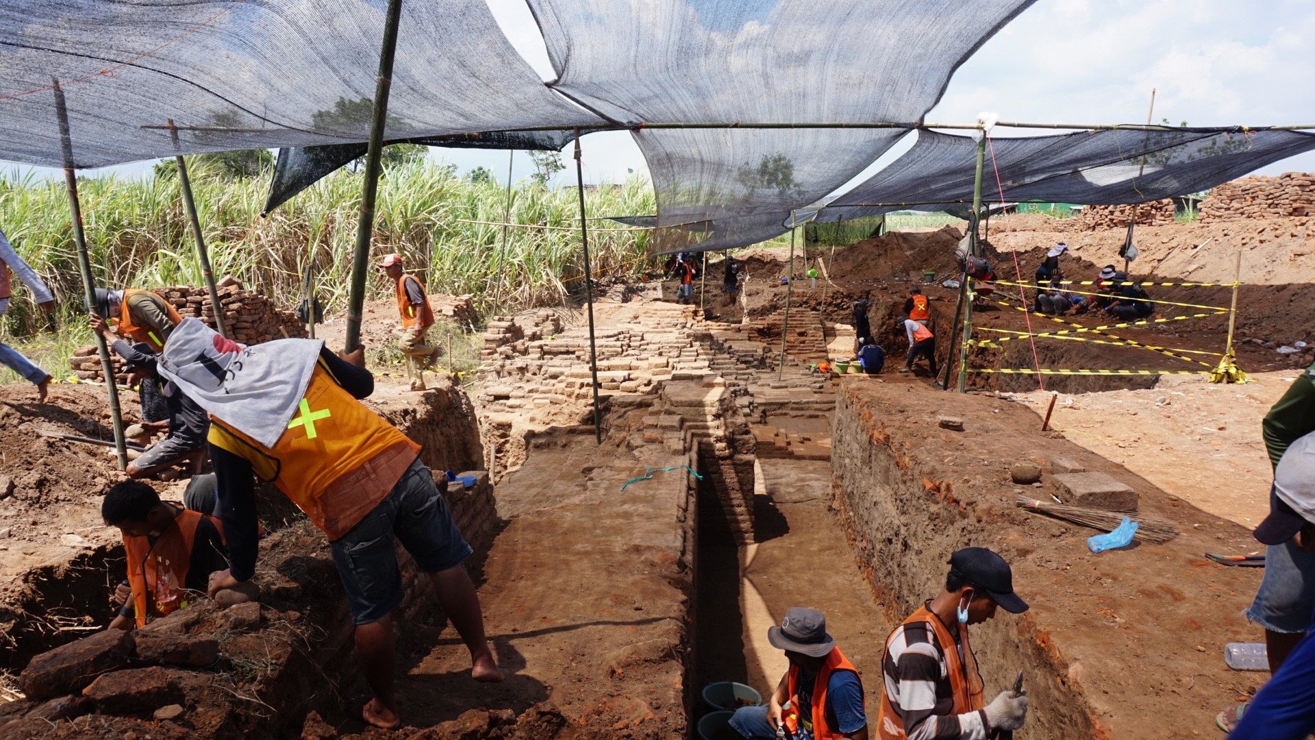 Tim ekskavasi BPCB Jatim melakukan penggalian di situs kumitir.(Deni Lukmantara/Ngopibareng)