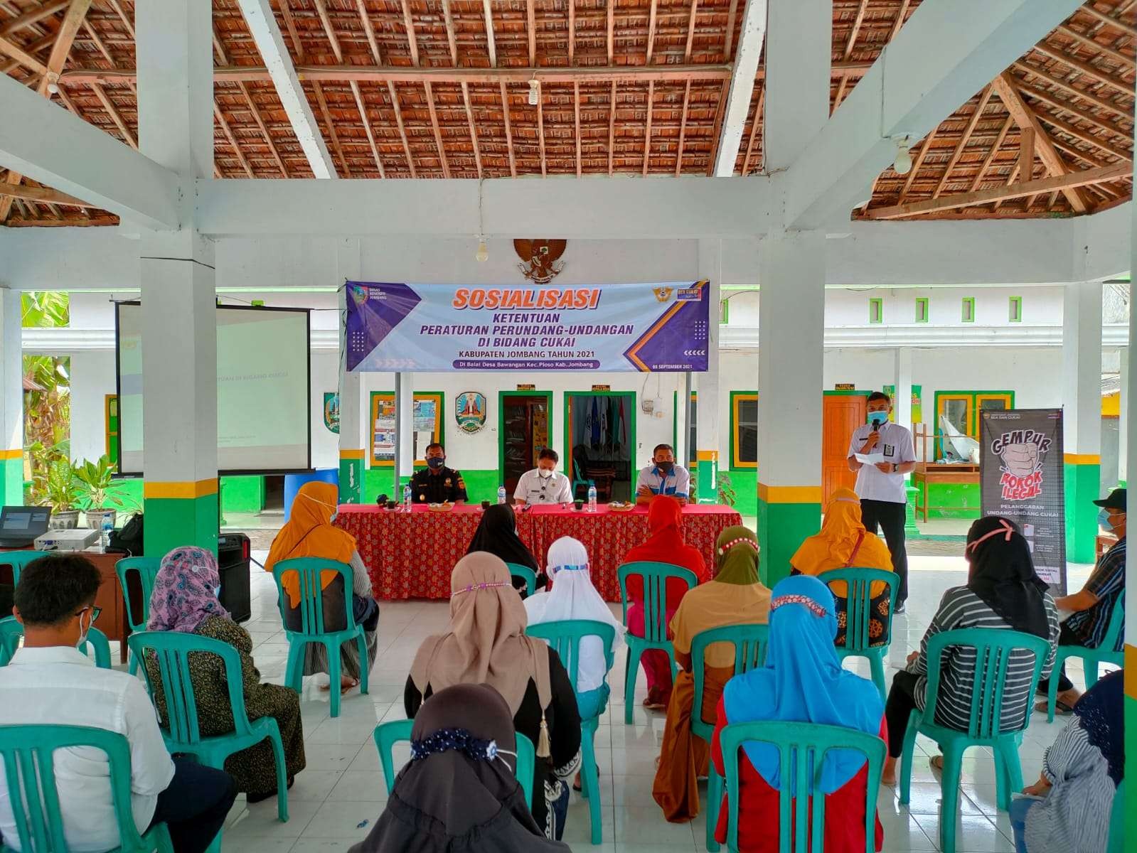Sosialisasi ketentuan peraturan perundang-undangan bidang cukai dengan tajuk Gempur Rokok Ilegal di Desa Bawangan, Kecamatan Ploso, Kabupaten Jombang, Rabu 8 September 2021. (Foto: Istimewa)