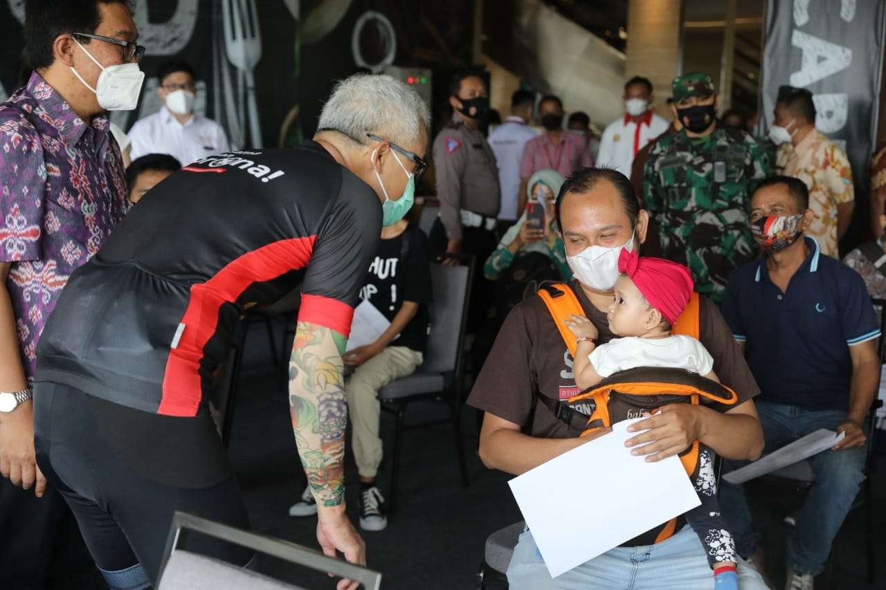 Gubernur Jawa Tengah Ganjar Pranowo meninjau vaksinasi pedagang mi dan bakso. (Foto: Istimewa)