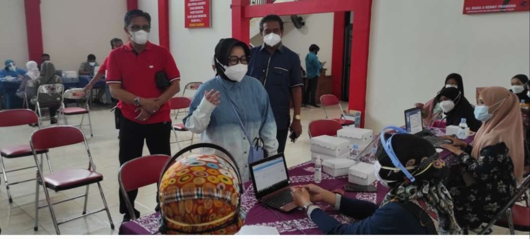 Ketua komisi E DPRD Provinsi Jatim Reny Pramana tinjau pelaksanaan vaksinasi ( Fendi)