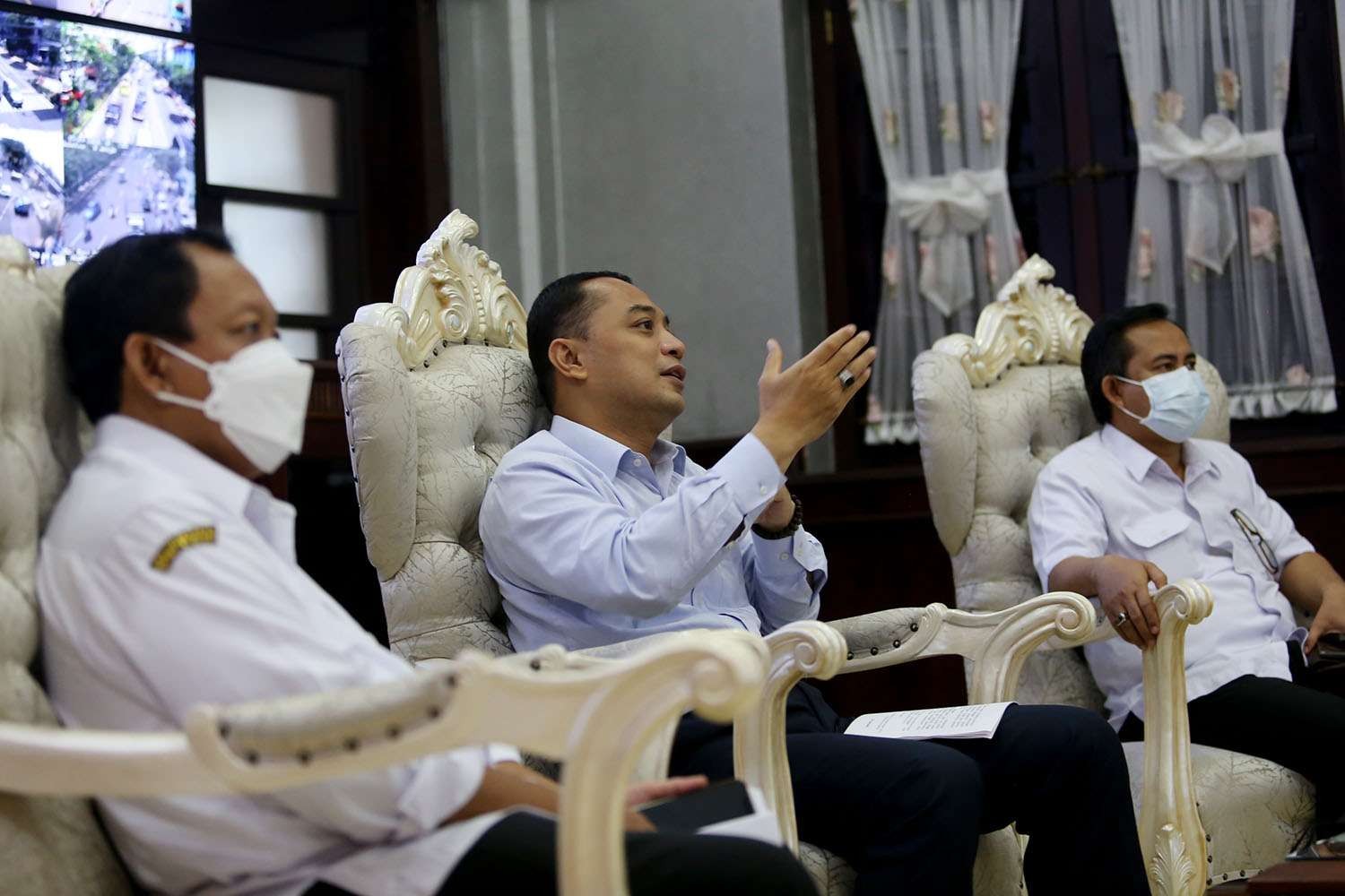 Walikota Surabaya, Eri Cahyadi (tengah) saat memberi motivasi pada atlet asal Surabaya yang akan membela Jawa Timur di PON XX 2020 Papua. (Foto: Istimewa)