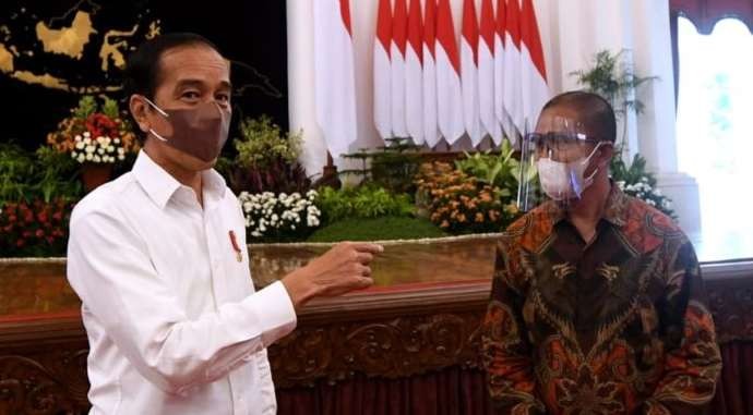 Presiden Jokowi bersama Suroto, peternak ayam petelur yang demo dengan membentangkan poster di Blitar. (Foto: Setpres)