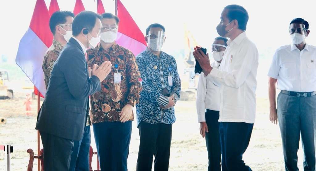 Presiden Jokowi menghadiri ground breaking PT HKML Battery Indonesia untuk kendaraan Listrik di Karawang, Jawa Barat. (Foto: Setpres)