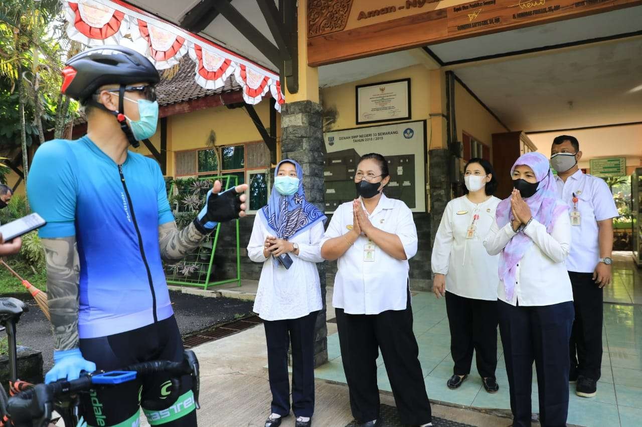 Gubernur Jawa Tengah Ganjar Pranowo mengingatkan guru SMPN 33 Kota Semarang terkait penerapan protokol kesehatan yang belum berjalan dengan baik di sekolahnya. (Foto: Istimewa)