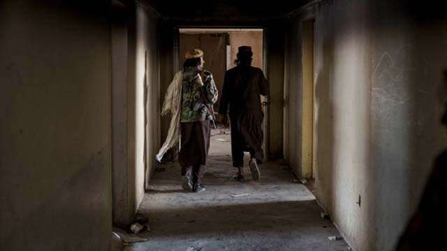 Anggota Taliban berjalan melalui gang-gang di Penjara Pul-e-Charkhi, pinggiran Kota Kabul, Afghanistan. (Foto: AP/Al Jazeera)