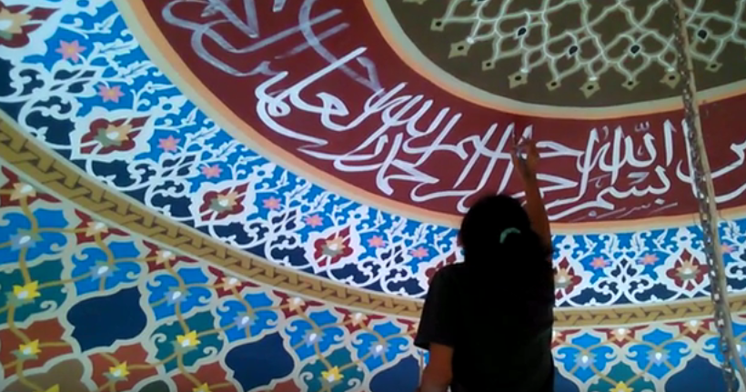 Keindahan Islam tanpak di antara para ornamen kaligrafi di dalam masjid. (Ilustrasi)