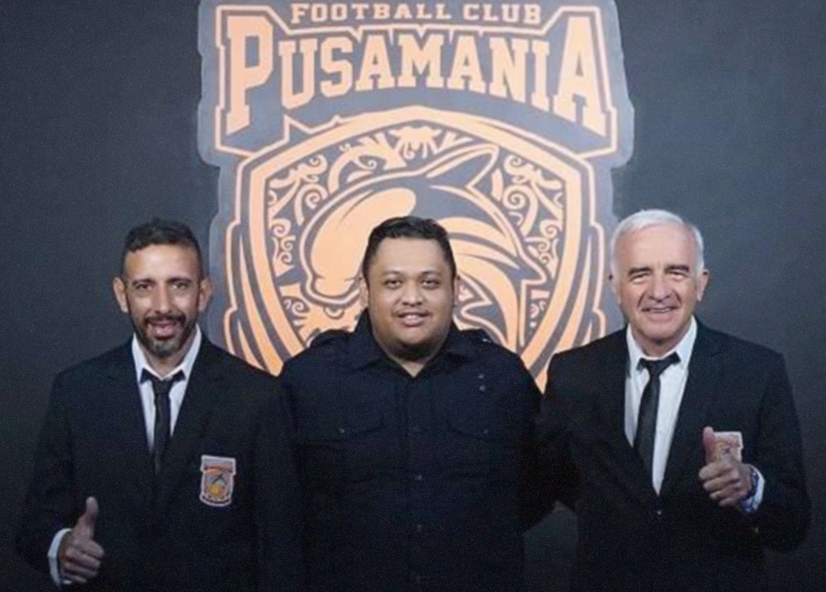 Mario Gomez (kanan) meninggalkan Borneo FC bersama dua pelatih asing, yakni pelatih kiper Jorge Rodriguez dan pelatih fisik Marcos Gonzalez (kiri). (Foto: Instagram)