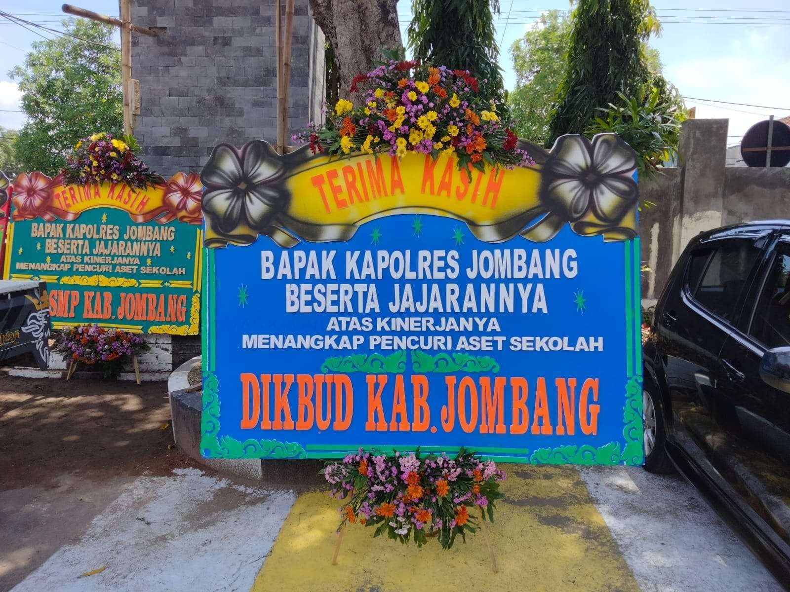 Karangan bunga dari para guru di Jombang yang dikirim untuk jajaran Polres Jombang usai berhasil menangkap pelaku pencurian spesialis sekolah. (Foto: Mardiansyah Triraharjo/Ngopibareng.id)