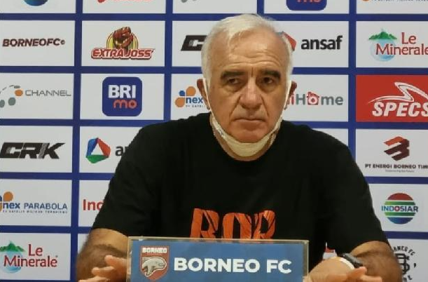Mario Gomez mendadak mundur dari Borneo FC bersama pelatih penjaga gawang, Jorge Rodrigues, dan pelatih fisik, Marcos Gonzalez. (Foto: Istimewa)