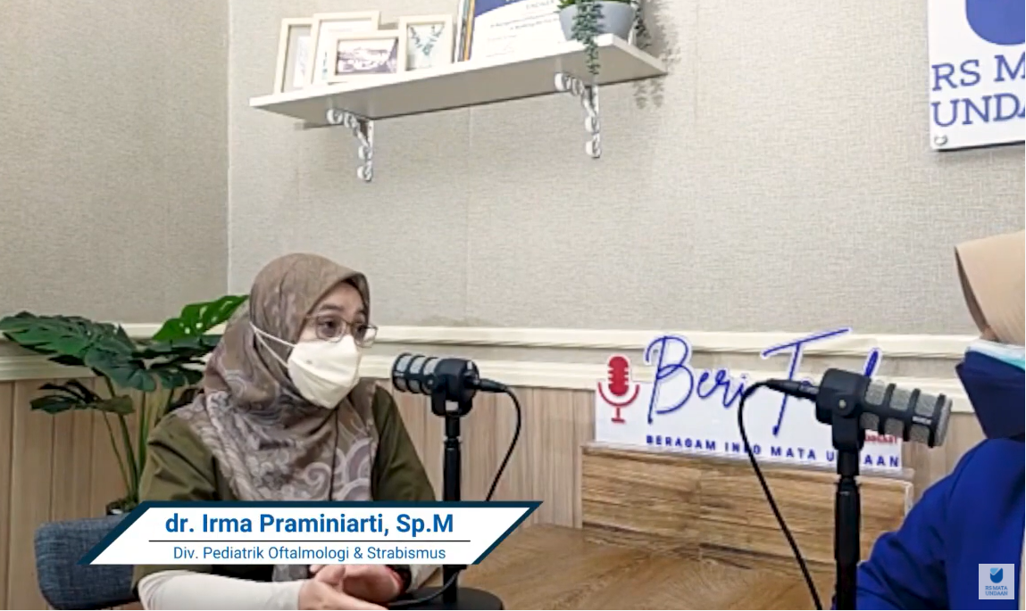 dr Irma Praminiarti saat menjelaskan tentang mata juling di podcast Beri Tanda RS Mata Undaan Surabaya. (Foto: dok RS Mata Undaan)